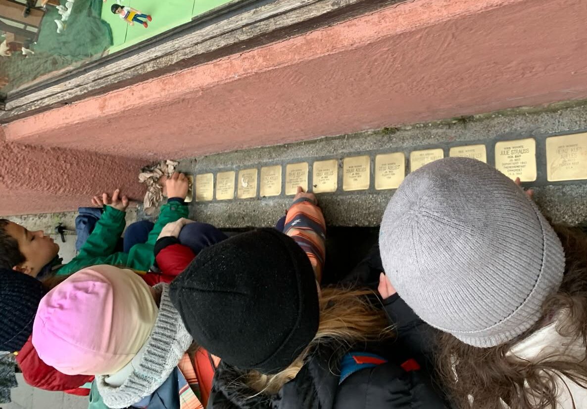 Stolpersteine – Kids Cleaning