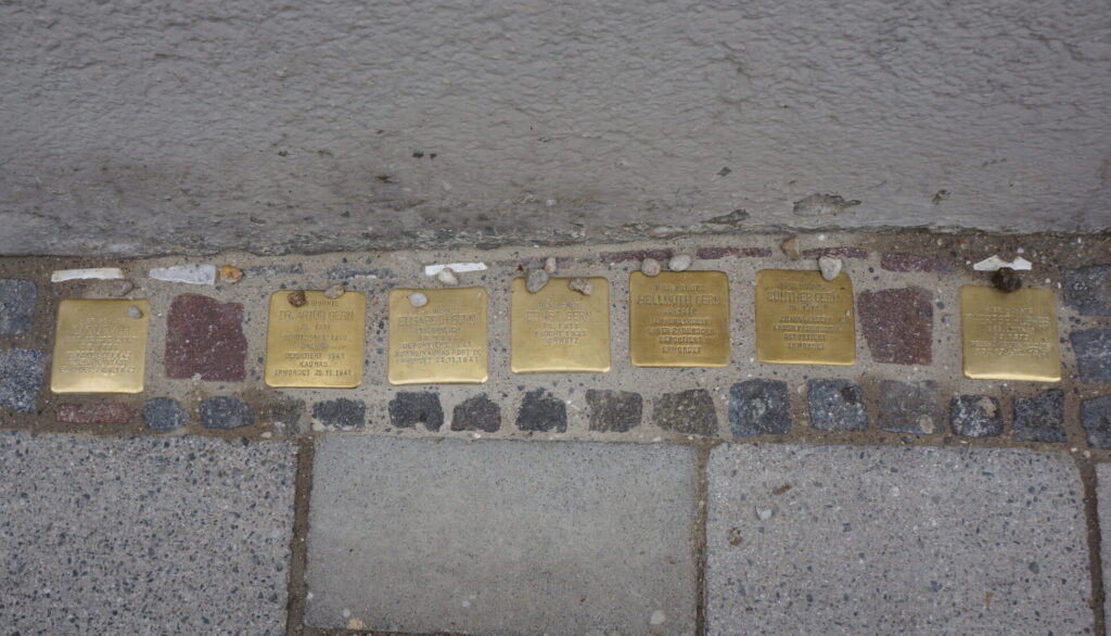 Artur, Elisabeth, Ernst, Helmuth und Günter Gern sowie Therese Hughes und Cäcilie Kuh