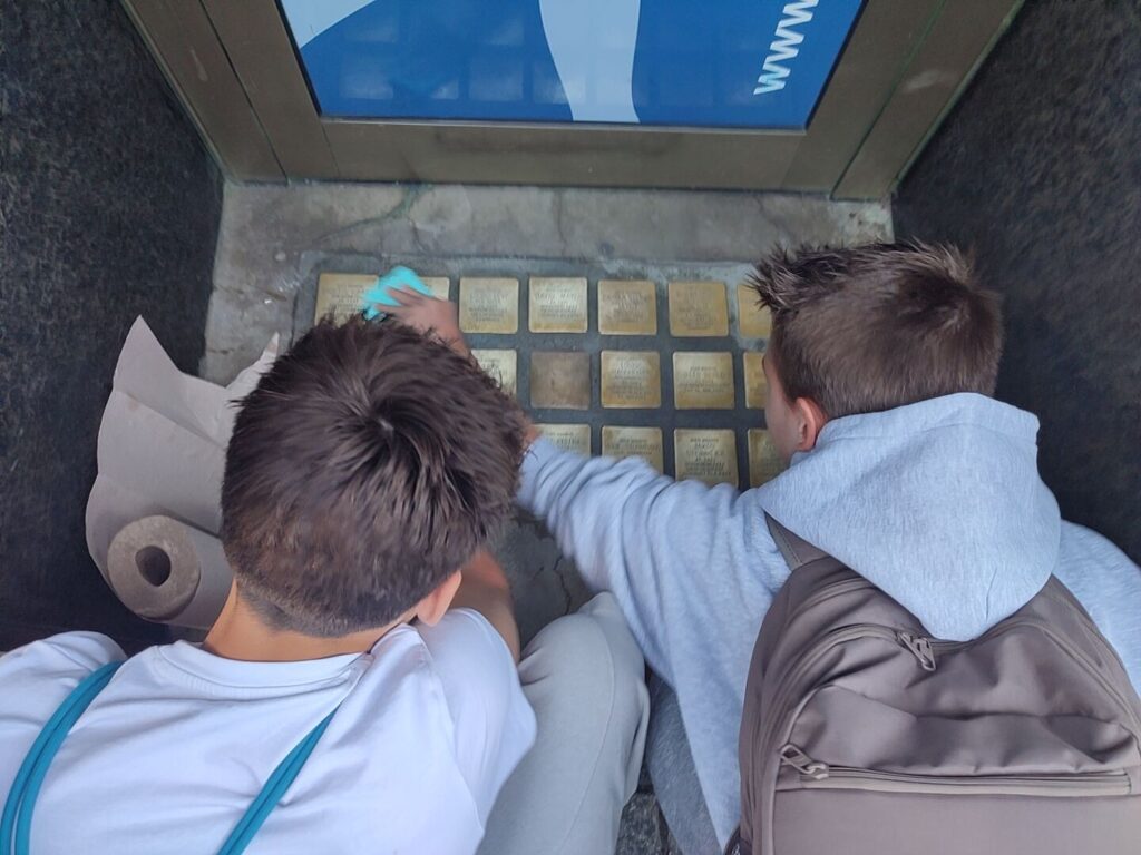Jugendliche polieren Stolpersteine