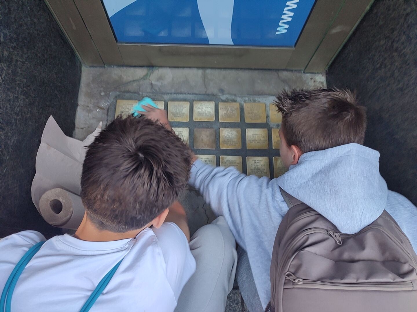 Jugendliche polieren Stolpersteine